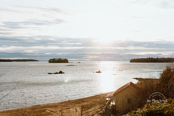 Indoor wedding reception in small venue. Mariage à l'Auberge des Îles au Lac-Saint-Jean. Photographe de mariage au Saguenay-Lac-Saint-Jean.