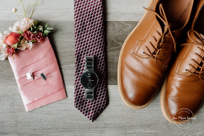 Wedding flat lay. Groom getting ready with family in hotel room. Mariage à l'Auberge des Îles au Lac-Saint-Jean. Photographe de mariage au Saguenay-Lac-Saint-Jean.