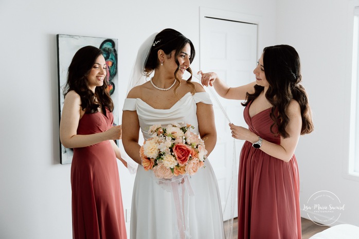 Wedding first look with bridesmaids. Bride getting ready with bridesmaids in hotel room. Mariage à l'Auberge des Îles au Lac-Saint-Jean. Photographe de mariage au Saguenay-Lac-Saint-Jean.
