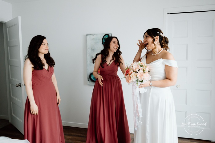 Wedding first look with bridesmaids. Bride getting ready with bridesmaids in hotel room. Mariage à l'Auberge des Îles au Lac-Saint-Jean. Photographe de mariage au Saguenay-Lac-Saint-Jean.