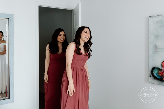 Wedding first look with bridesmaids. Bride getting ready with bridesmaids in hotel room. Mariage à l'Auberge des Îles au Lac-Saint-Jean. Photographe de mariage au Saguenay-Lac-Saint-Jean.