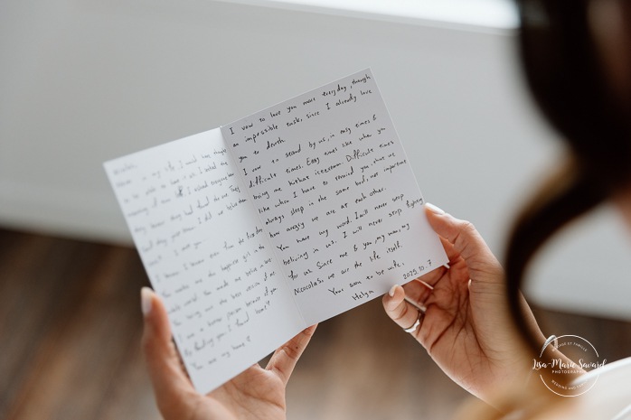 Bride practicing vows in hotel room. Mariage à l'Auberge des Îles au Lac-Saint-Jean. Photographe de mariage au Saguenay-Lac-Saint-Jean.