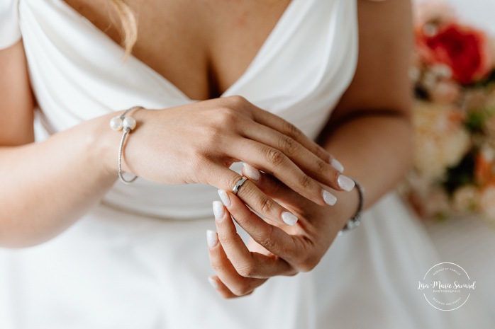 Bride getting ready with mother in hotel room. Mariage à l'Auberge des Îles au Lac-Saint-Jean. Photographe de mariage au Saguenay-Lac-Saint-Jean.