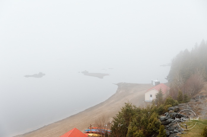 Foggy beach wedding. Mariage à l'Auberge des Îles au Lac-Saint-Jean. Photographe de mariage au Saguenay-Lac-Saint-Jean.