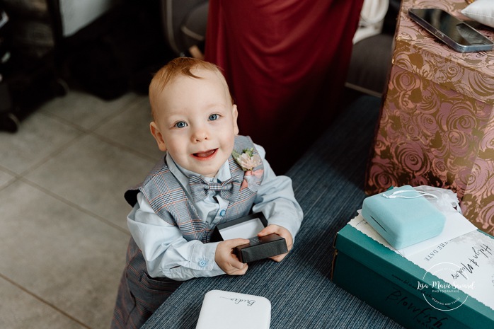 Bride getting ready with bridesmaids in hotel room. Mariage à l'Auberge des Îles au Lac-Saint-Jean. Photographe de mariage au Saguenay-Lac-Saint-Jean.
