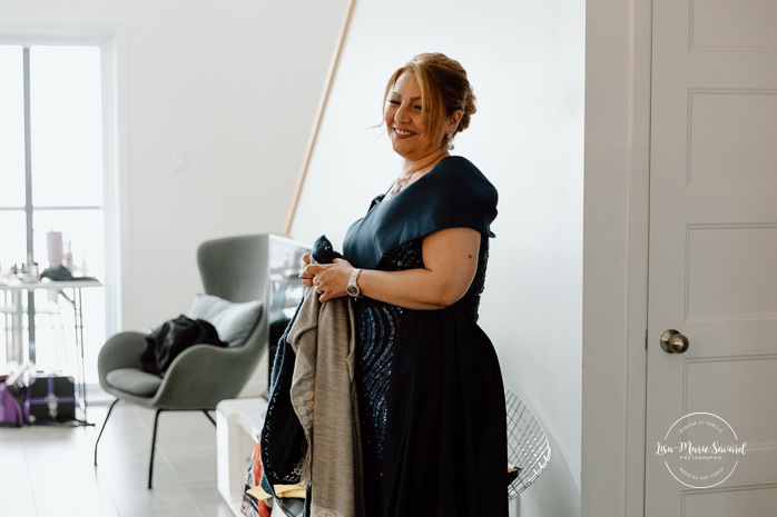 Bride getting ready with bridesmaids in hotel room. Mariage à l'Auberge des Îles au Lac-Saint-Jean. Photographe de mariage au Saguenay-Lac-Saint-Jean.