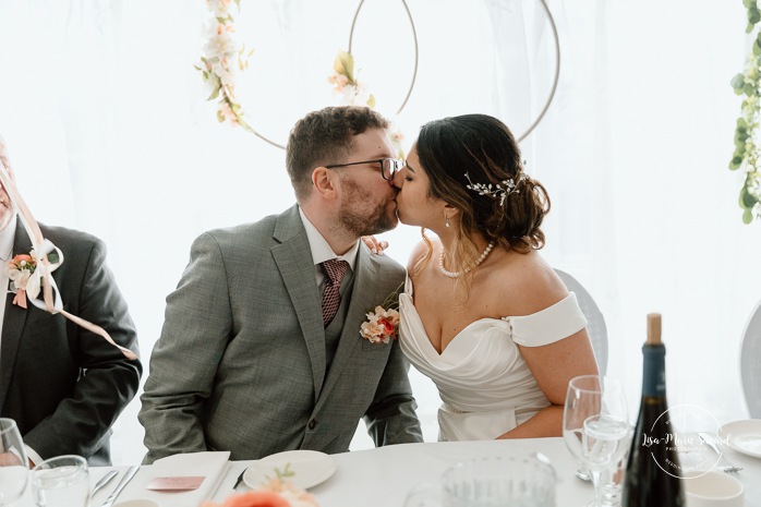 Indoor wedding reception in small venue. Mariage à l'Auberge des Îles au Lac-Saint-Jean. Photographe de mariage au Saguenay-Lac-Saint-Jean.