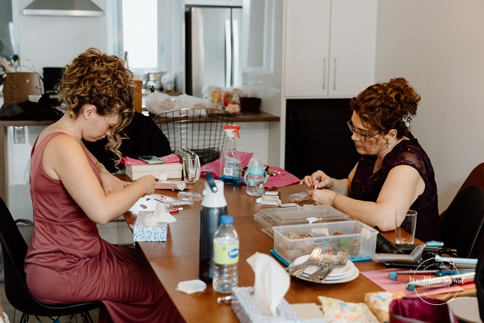 Bride getting ready with bridesmaids in hotel room. Mariage à l'Auberge des Îles au Lac-Saint-Jean. Photographe de mariage au Saguenay-Lac-Saint-Jean.