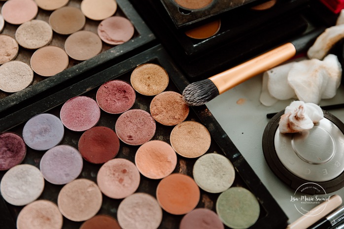 Bride getting ready with bridesmaids in hotel room. Mariage à l'Auberge des Îles au Lac-Saint-Jean. Photographe de mariage au Saguenay-Lac-Saint-Jean.