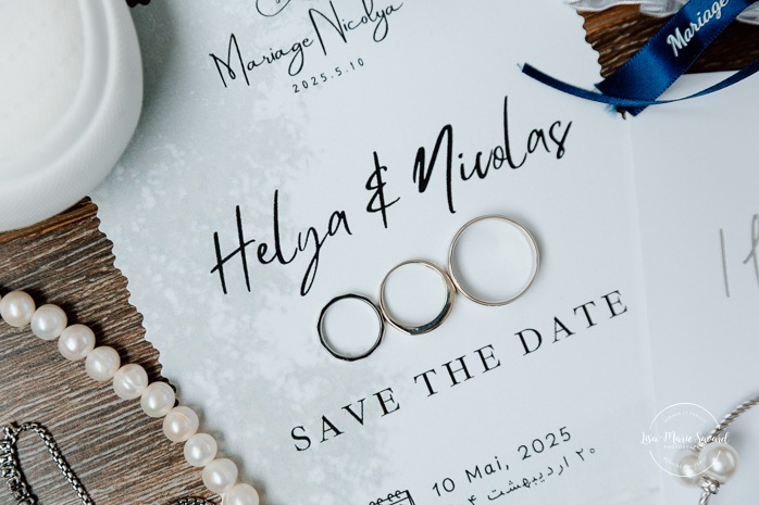 Wedding flat lay. Bride getting ready with bridesmaids in hotel room. Mariage à l'Auberge des Îles au Lac-Saint-Jean. Photographe de mariage au Saguenay-Lac-Saint-Jean.