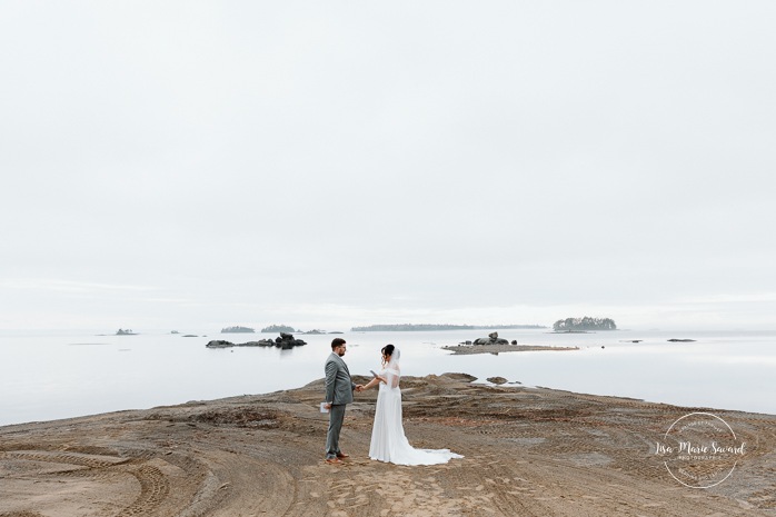 Private wedding vows on the beach. Beach wedding photos. Wedding photos on foggy beach. Mariage à l'Auberge des Îles au Lac-Saint-Jean. Photographe de mariage au Saguenay-Lac-Saint-Jean.