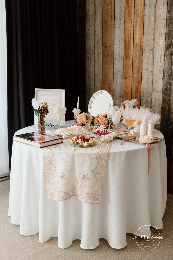 Spring wedding decor ideas. Mariage à l'Auberge des Îles au Lac-Saint-Jean. Photographe de mariage au Saguenay-Lac-Saint-Jean.