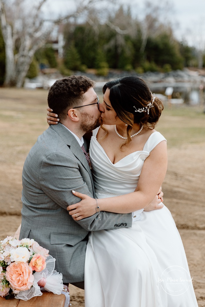Beach wedding photos. Wedding photos on foggy beach. Mariage à l'Auberge des Îles au Lac-Saint-Jean. Photographe de mariage au Saguenay-Lac-Saint-Jean.