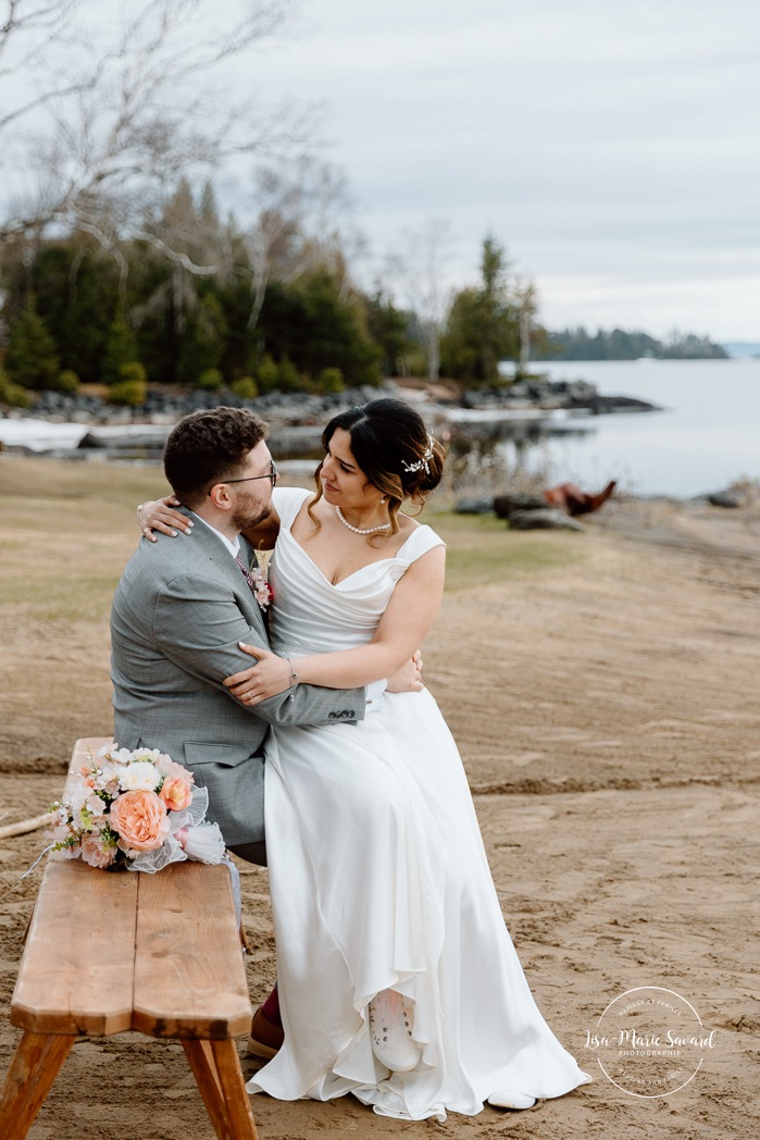 Beach wedding photos. Wedding photos on foggy beach. Mariage à l'Auberge des Îles au Lac-Saint-Jean. Photographe de mariage au Saguenay-Lac-Saint-Jean.