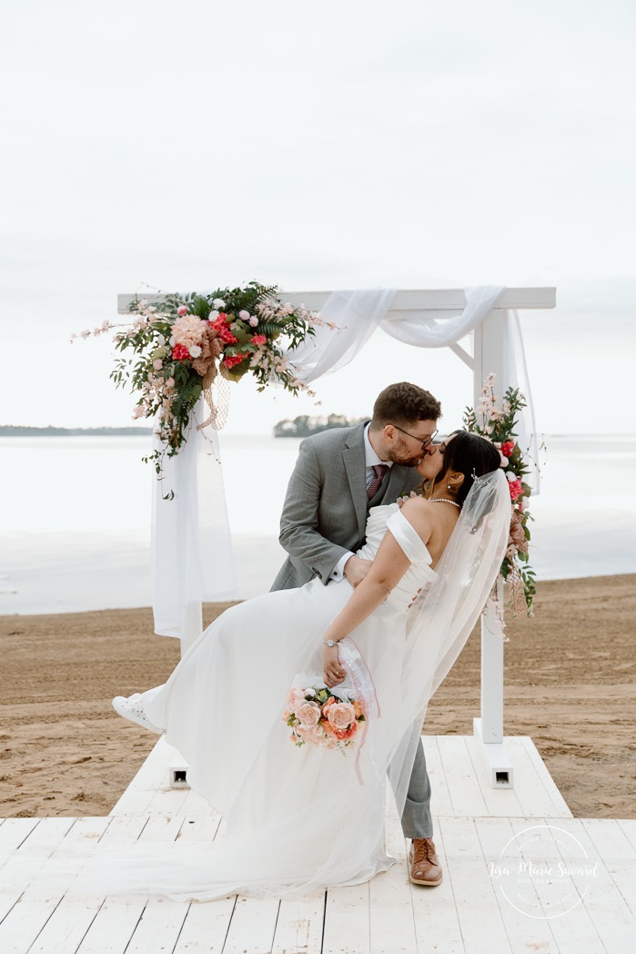 Beach wedding photos. Wedding photos on foggy beach. Mariage à l'Auberge des Îles au Lac-Saint-Jean. Photographe de mariage au Saguenay-Lac-Saint-Jean.