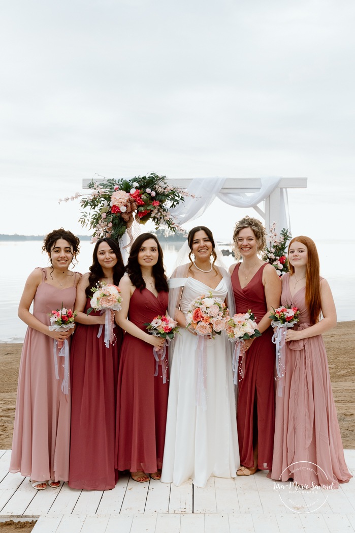 Beach wedding family photos. Wedding photos on foggy beach. Mariage à l'Auberge des Îles au Lac-Saint-Jean. Photographe de mariage au Saguenay-Lac-Saint-Jean.