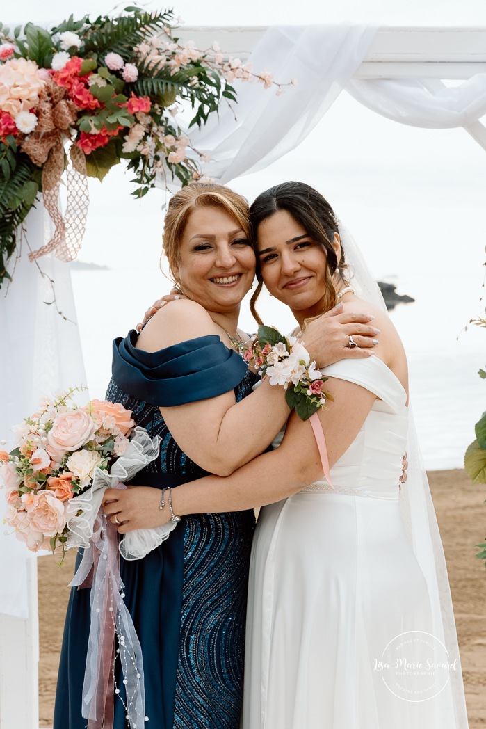 Beach wedding family photos. Wedding photos on foggy beach. Mariage à l'Auberge des Îles au Lac-Saint-Jean. Photographe de mariage au Saguenay-Lac-Saint-Jean.
