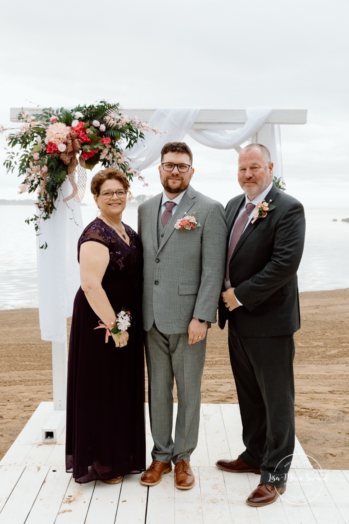 Beach wedding family photos. Wedding photos on foggy beach. Mariage à l'Auberge des Îles au Lac-Saint-Jean. Photographe de mariage au Saguenay-Lac-Saint-Jean.