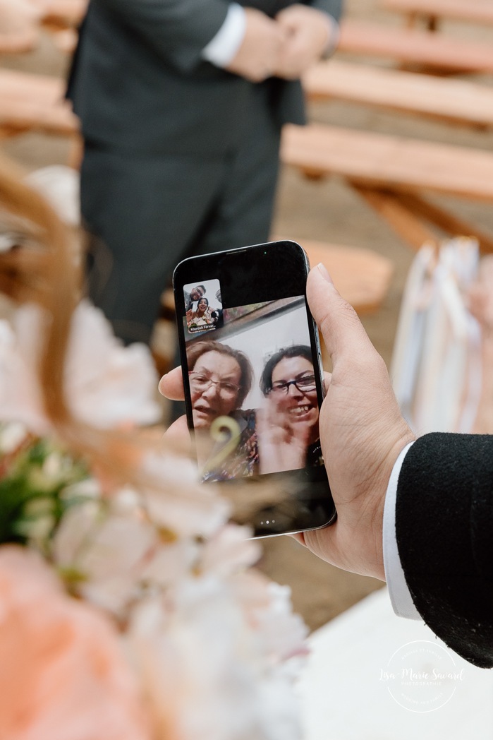Beach wedding ceremony. Wedding photos on foggy beach. Mariage à l'Auberge des Îles au Lac-Saint-Jean. Photographe de mariage au Saguenay-Lac-Saint-Jean.