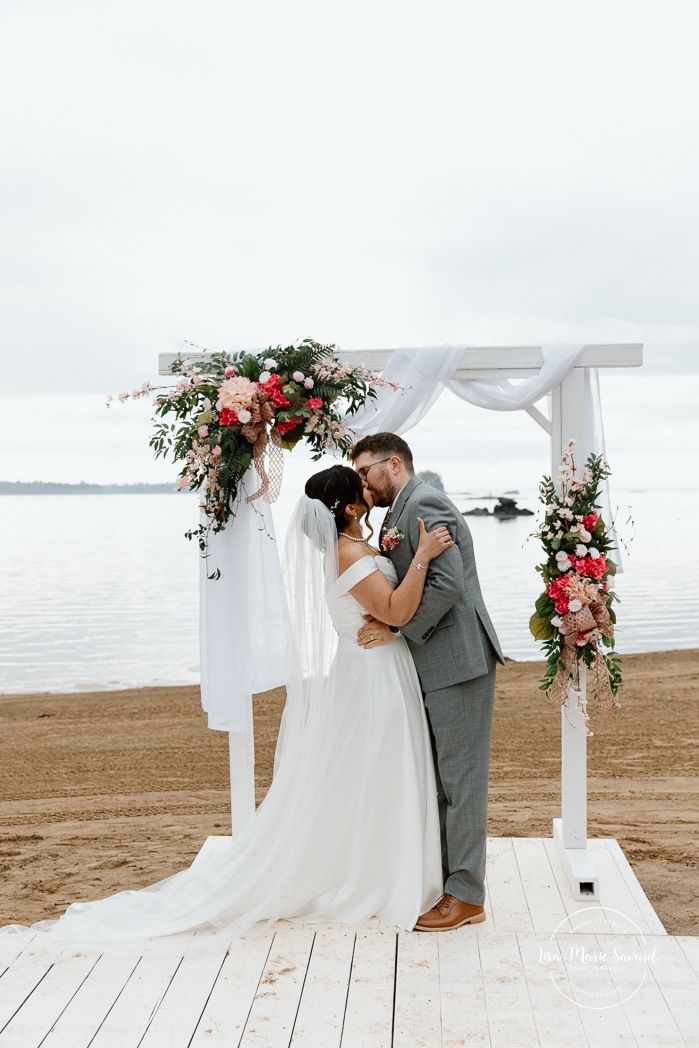 Beach wedding ceremony. Wedding photos on foggy beach. Mariage à l'Auberge des Îles au Lac-Saint-Jean. Photographe de mariage au Saguenay-Lac-Saint-Jean.