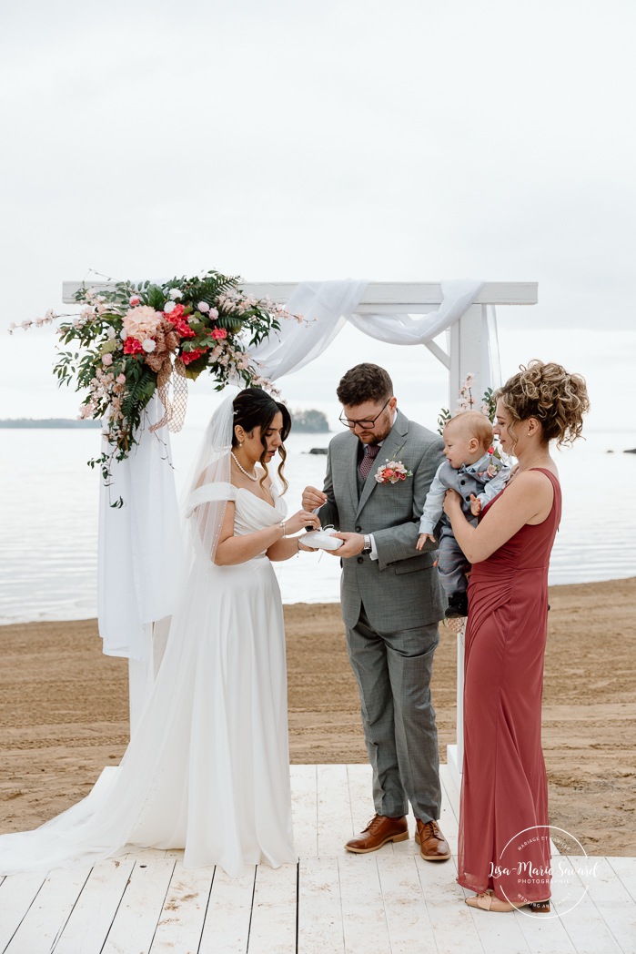 Beach wedding ceremony. Wedding photos on foggy beach. Mariage à l'Auberge des Îles au Lac-Saint-Jean. Photographe de mariage au Saguenay-Lac-Saint-Jean.