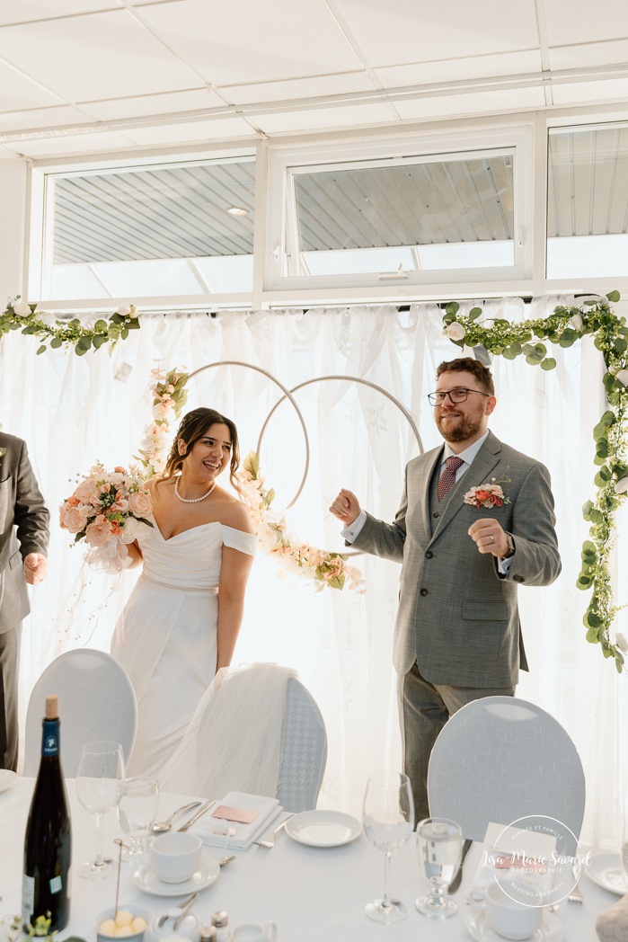 Indoor wedding reception in small venue. Mariage à l'Auberge des Îles au Lac-Saint-Jean. Photographe de mariage au Saguenay-Lac-Saint-Jean.