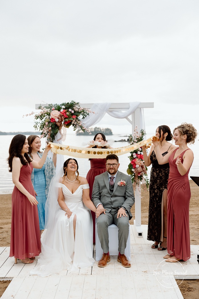 Iranian wedding sugar tradition. Beach wedding ceremony. Wedding photos on foggy beach. Mariage à l'Auberge des Îles au Lac-Saint-Jean. Photographe de mariage au Saguenay-Lac-Saint-Jean.