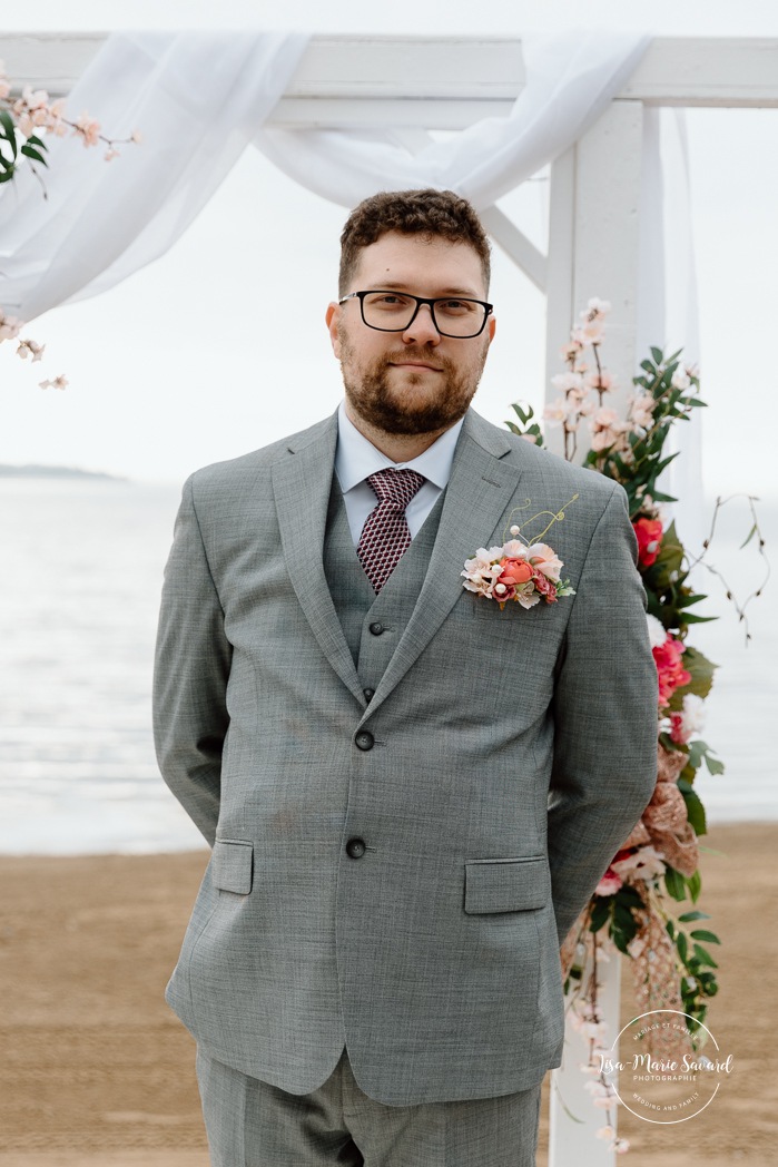 Beach wedding ceremony. Wedding photos on foggy beach. Mariage à l'Auberge des Îles au Lac-Saint-Jean. Photographe de mariage au Saguenay-Lac-Saint-Jean.