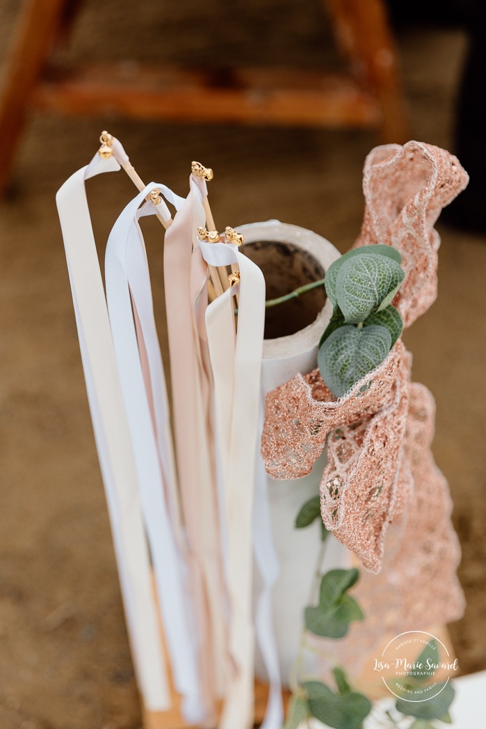 Beach wedding ceremony. Wedding photos on foggy beach. Mariage à l'Auberge des Îles au Lac-Saint-Jean. Photographe de mariage au Saguenay-Lac-Saint-Jean.