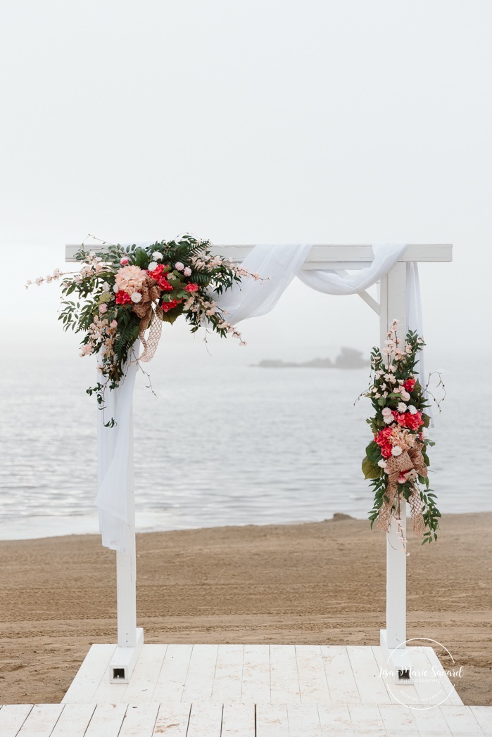 Beach wedding ceremony. Wedding photos on foggy beach. Mariage à l'Auberge des Îles au Lac-Saint-Jean. Photographe de mariage au Saguenay-Lac-Saint-Jean.