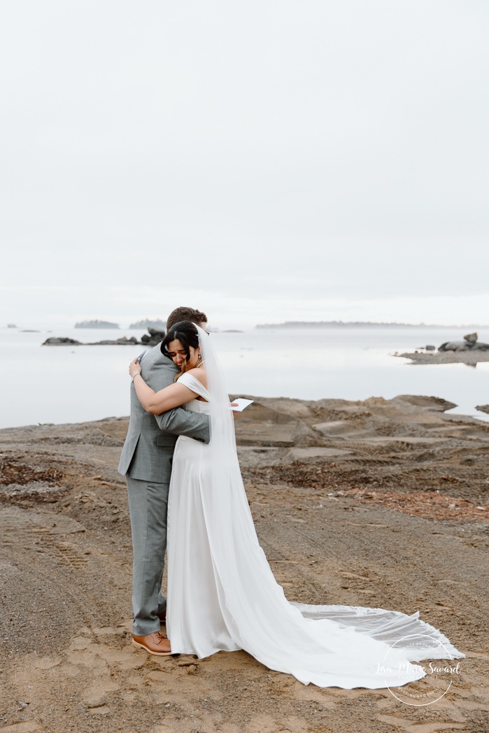 Private wedding vows on the beach. Beach wedding photos. Wedding photos on foggy beach. Mariage à l'Auberge des Îles au Lac-Saint-Jean. Photographe de mariage au Saguenay-Lac-Saint-Jean.
