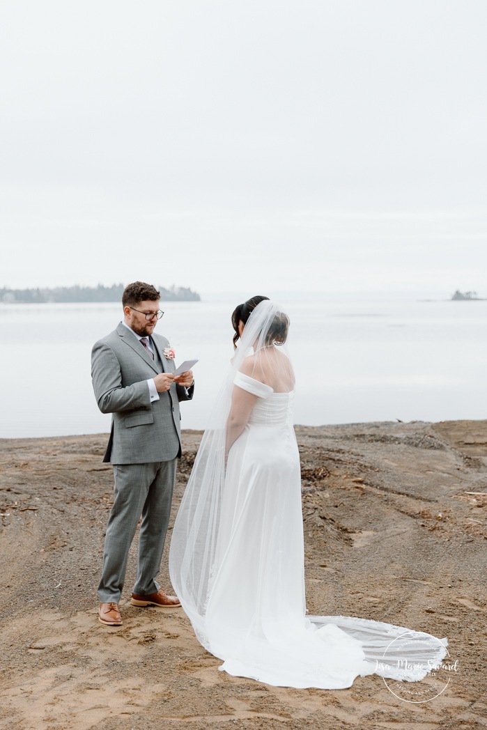 Private wedding vows on the beach. Beach wedding photos. Wedding photos on foggy beach. Mariage à l'Auberge des Îles au Lac-Saint-Jean. Photographe de mariage au Saguenay-Lac-Saint-Jean.