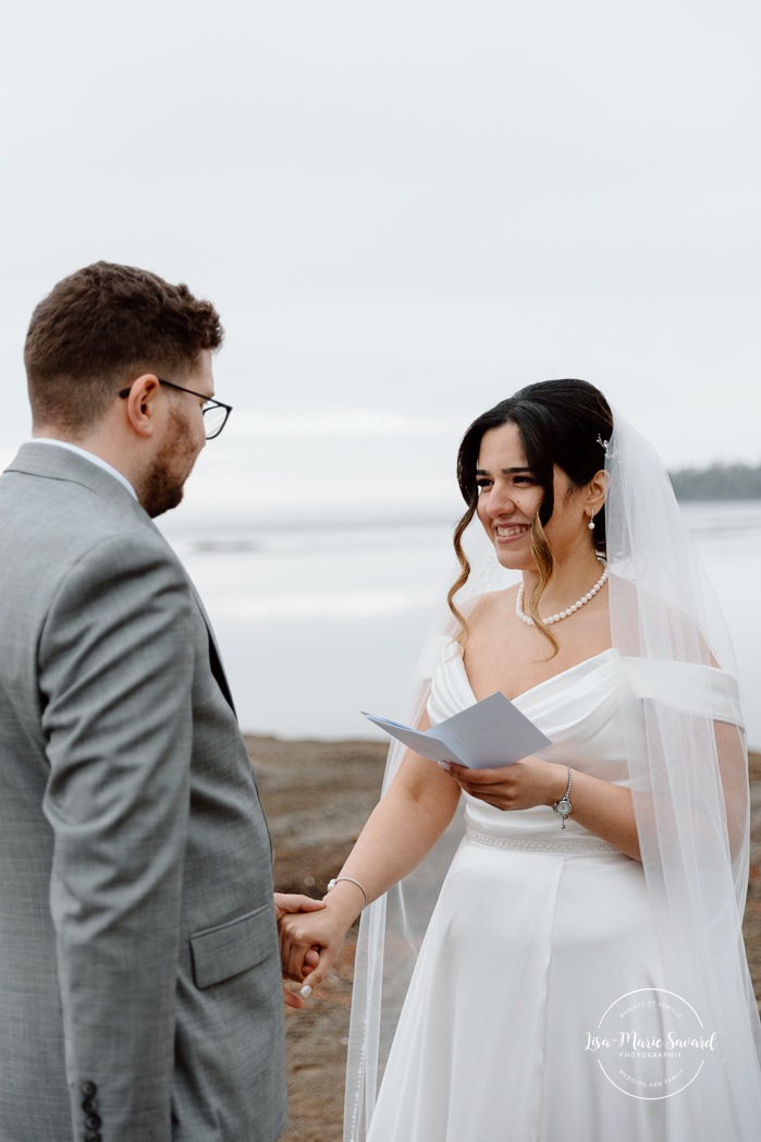 Private wedding vows on the beach. Beach wedding photos. Wedding photos on foggy beach. Mariage à l'Auberge des Îles au Lac-Saint-Jean. Photographe de mariage au Saguenay-Lac-Saint-Jean.