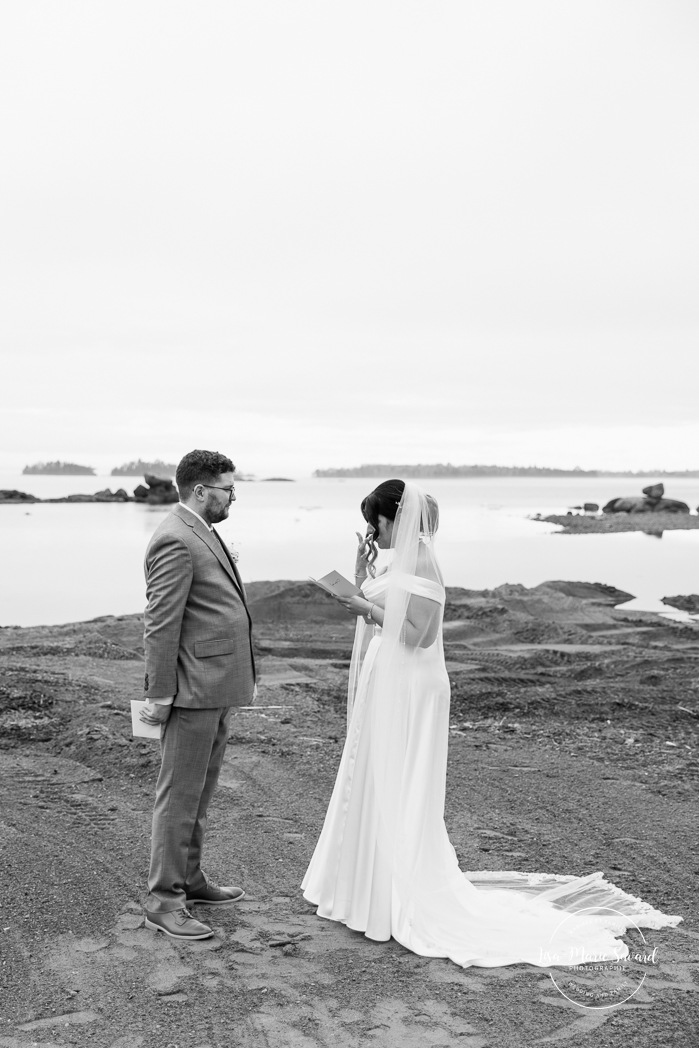 Private wedding vows on the beach. Beach wedding photos. Wedding photos on foggy beach. Mariage à l'Auberge des Îles au Lac-Saint-Jean. Photographe de mariage au Saguenay-Lac-Saint-Jean.