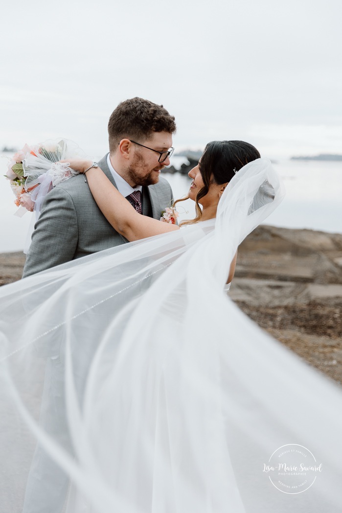 Beach wedding photos. Wedding photos on foggy beach. Mariage à l'Auberge des Îles au Lac-Saint-Jean. Photographe de mariage au Saguenay-Lac-Saint-Jean.