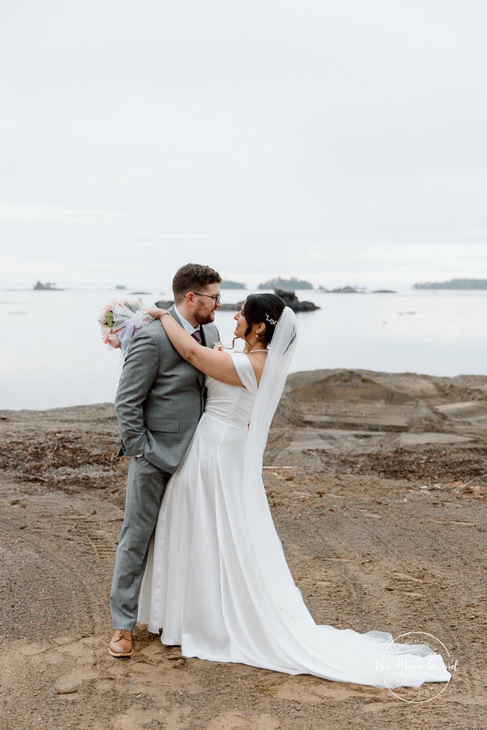 Beach wedding photos. Wedding photos on foggy beach. Mariage à l'Auberge des Îles au Lac-Saint-Jean. Photographe de mariage au Saguenay-Lac-Saint-Jean.