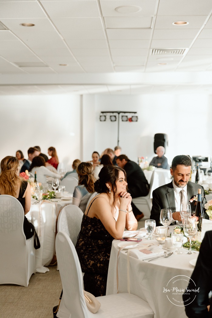 Indoor wedding reception in small venue. Mariage à l'Auberge des Îles au Lac-Saint-Jean. Photographe de mariage au Saguenay-Lac-Saint-Jean.
