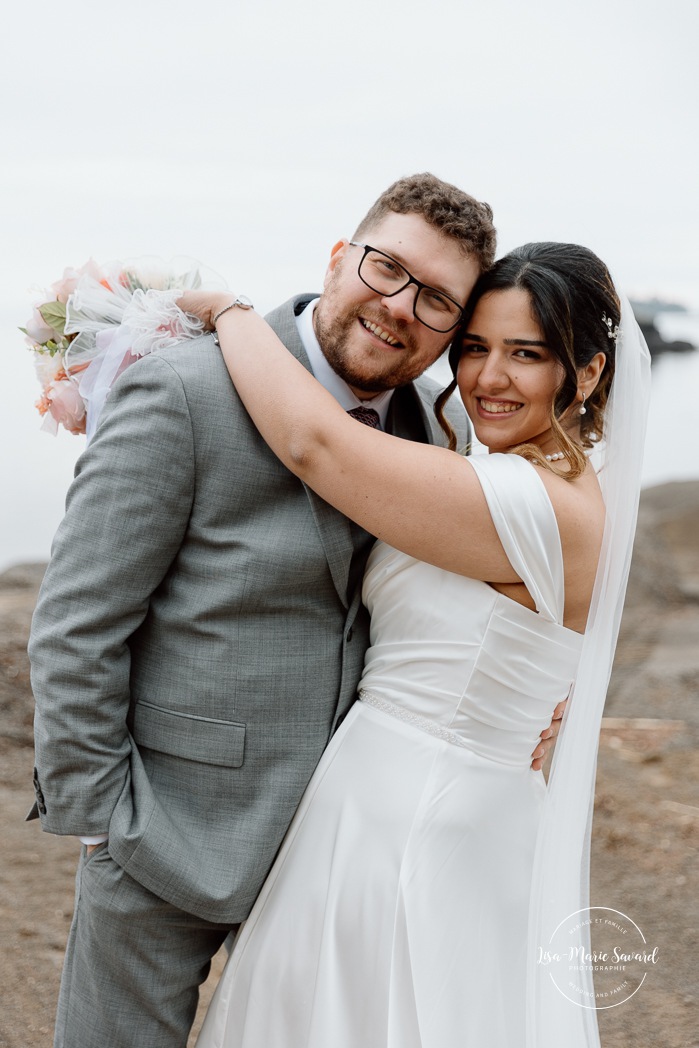 Beach wedding photos. Wedding photos on foggy beach. Mariage à l'Auberge des Îles au Lac-Saint-Jean. Photographe de mariage au Saguenay-Lac-Saint-Jean.