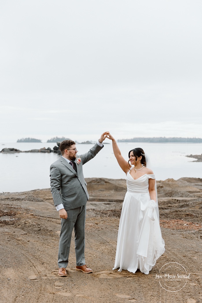 Beach wedding photos. Wedding photos on foggy beach. Mariage à l'Auberge des Îles au Lac-Saint-Jean. Photographe de mariage au Saguenay-Lac-Saint-Jean.