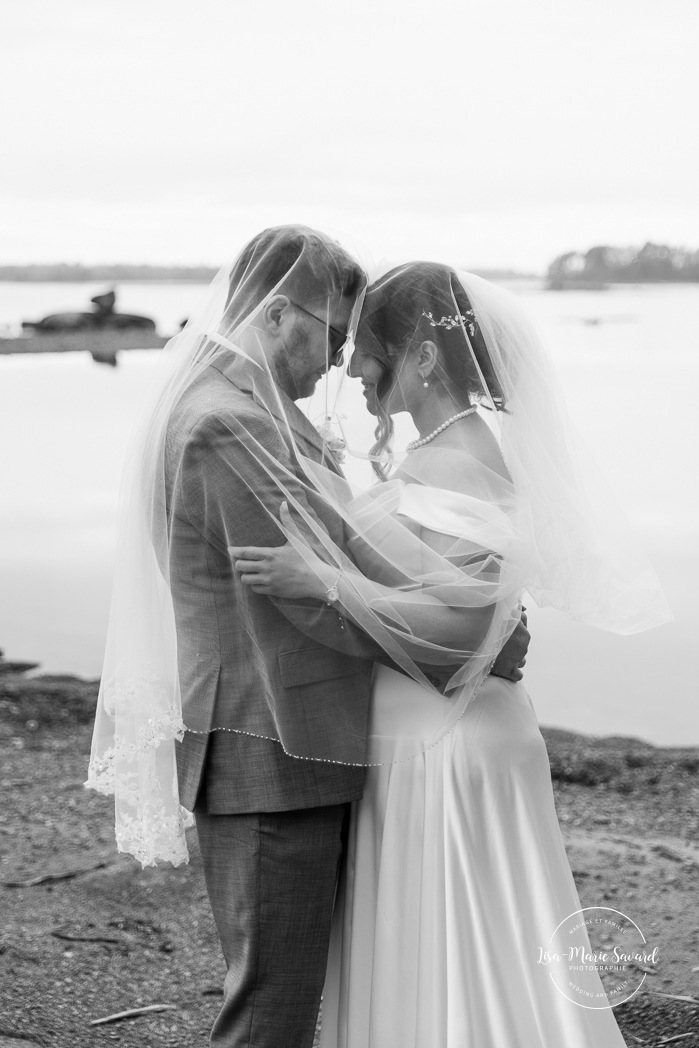 Beach wedding photos. Wedding photos on foggy beach. Mariage à l'Auberge des Îles au Lac-Saint-Jean. Photographe de mariage au Saguenay-Lac-Saint-Jean.