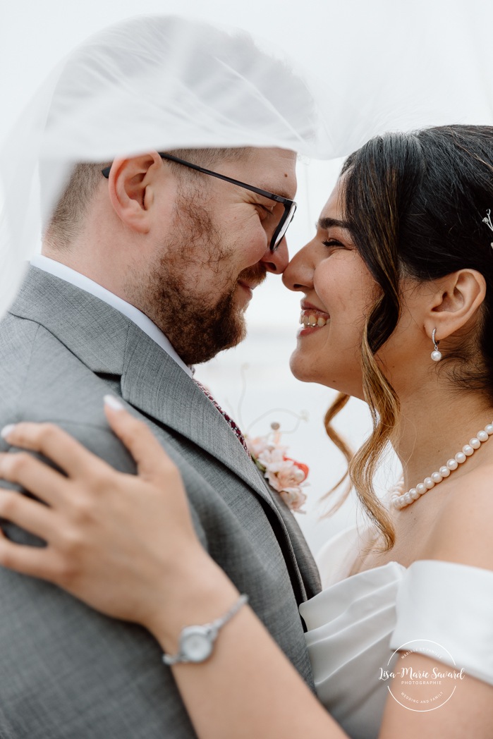 Beach wedding photos. Wedding photos on foggy beach. Mariage à l'Auberge des Îles au Lac-Saint-Jean. Photographe de mariage au Saguenay-Lac-Saint-Jean.