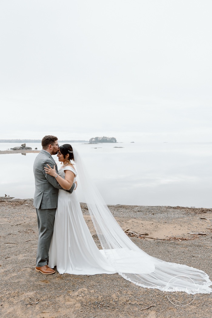 Beach wedding photos. Wedding photos on foggy beach. Mariage à l'Auberge des Îles au Lac-Saint-Jean. Photographe de mariage au Saguenay-Lac-Saint-Jean.