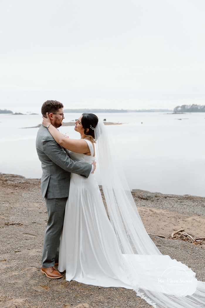 Beach wedding photos. Wedding photos on foggy beach. Mariage à l'Auberge des Îles au Lac-Saint-Jean. Photographe de mariage au Saguenay-Lac-Saint-Jean.