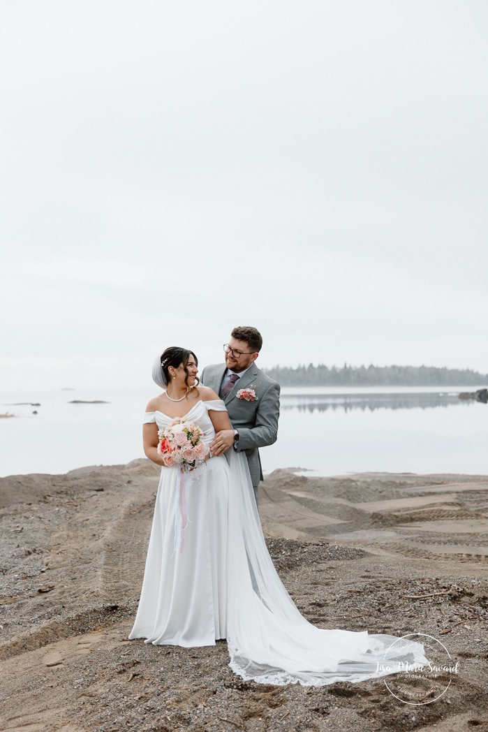 Beach wedding photos. Wedding photos on foggy beach. Mariage à l'Auberge des Îles au Lac-Saint-Jean. Photographe de mariage au Saguenay-Lac-Saint-Jean.