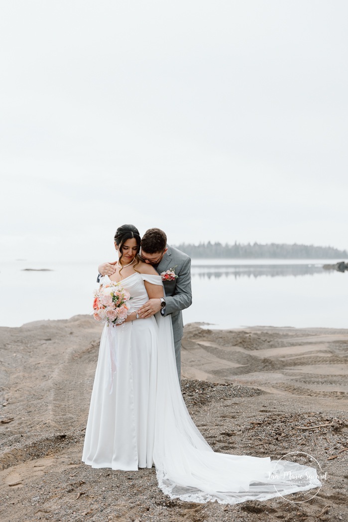Beach wedding photos. Wedding photos on foggy beach. Mariage à l'Auberge des Îles au Lac-Saint-Jean. Photographe de mariage au Saguenay-Lac-Saint-Jean.