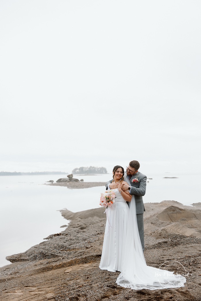Beach wedding photos. Wedding photos on foggy beach. Mariage à l'Auberge des Îles au Lac-Saint-Jean. Photographe de mariage au Saguenay-Lac-Saint-Jean.