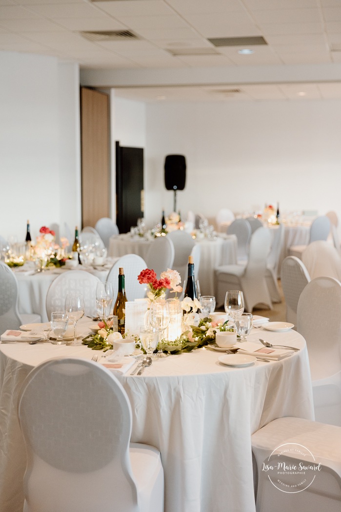 Spring wedding decor ideas. Mariage à l'Auberge des Îles au Lac-Saint-Jean. Photographe de mariage au Saguenay-Lac-Saint-Jean.