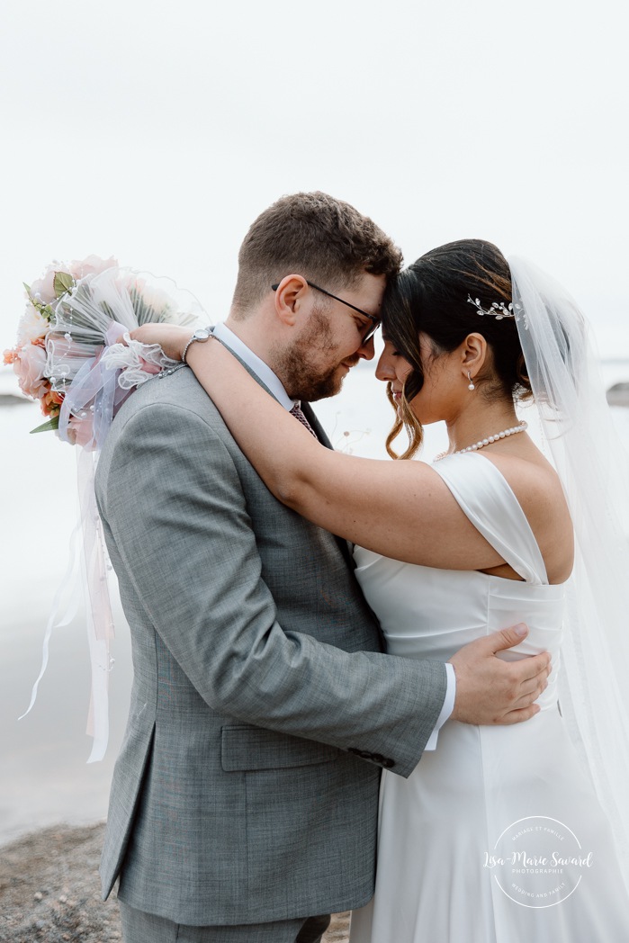 Beach wedding photos. Wedding photos on foggy beach. Mariage à l'Auberge des Îles au Lac-Saint-Jean. Photographe de mariage au Saguenay-Lac-Saint-Jean.
