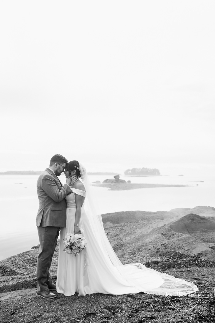 Beach wedding photos. Wedding photos on foggy beach. Mariage à l'Auberge des Îles au Lac-Saint-Jean. Photographe de mariage au Saguenay-Lac-Saint-Jean.