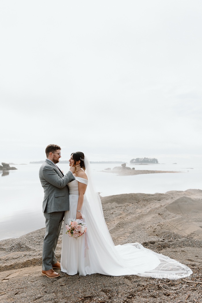 Beach wedding photos. Wedding photos on foggy beach. Mariage à l'Auberge des Îles au Lac-Saint-Jean. Photographe de mariage au Saguenay-Lac-Saint-Jean.